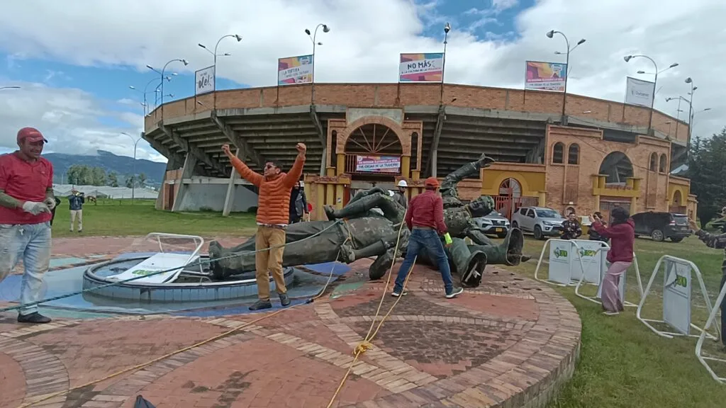 Fue retirada la estatua del torero César Rincón de la Plaza de Toros de Duitama