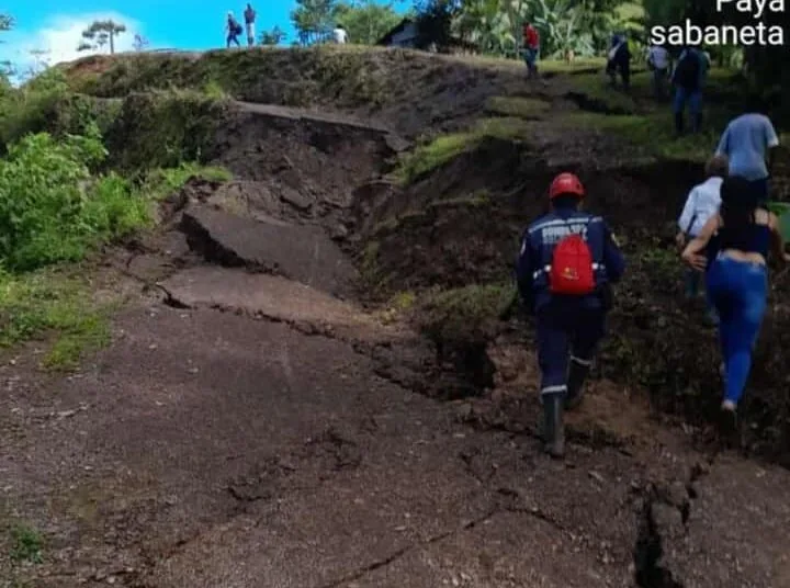Emergencia en Paya, movimiento en masa obliga a la evacuación de más de 20 familias
