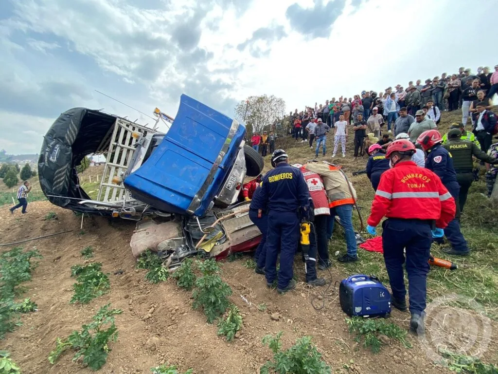 Dos heridos y una persona sin vida deja aparatoso accidente de tránsito en la variante de Tunja 