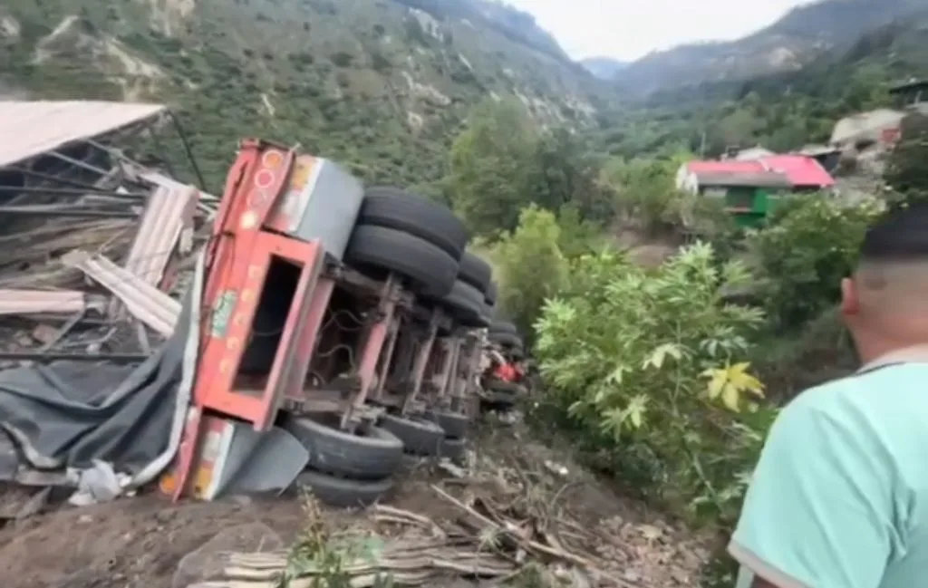 Qué tragedia! Un accidente de tractomula sin frenos en Paz de Río ha dejado un saldo devastador: 2 niños fallecidos y 6 personas heridas