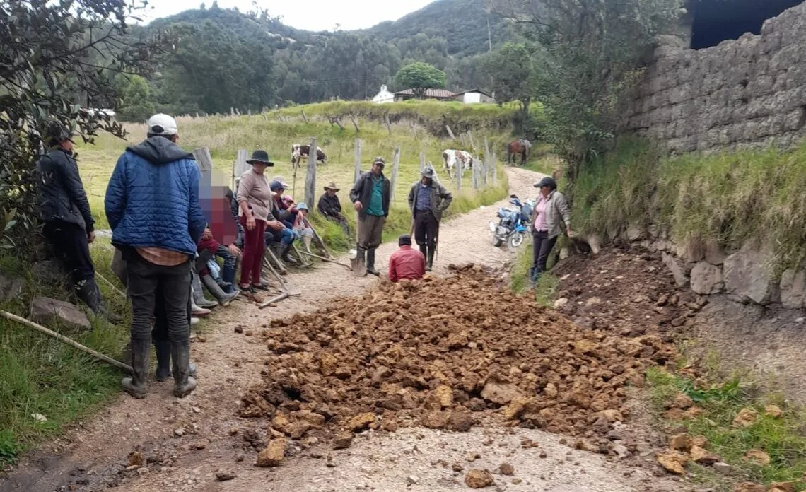 Cansados por la contaminación al agua, habitantes de la vereda Mortiñal de Sogamoso toman vías de hecho