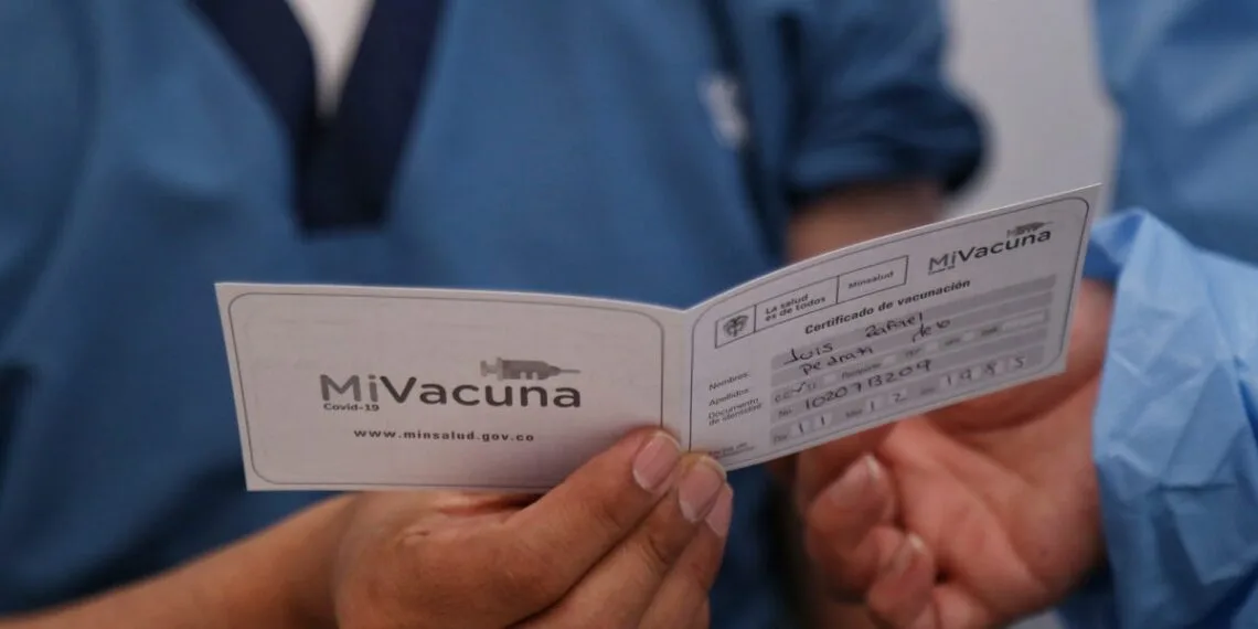 Mayores de 25 años empiezan a ser vacunados contra Covid19