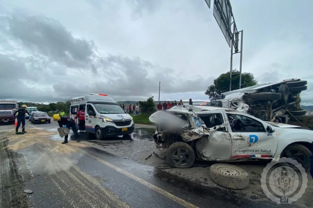 Camión compactador de residuos protagonizó fuerte accidente de tránsito en Tunja