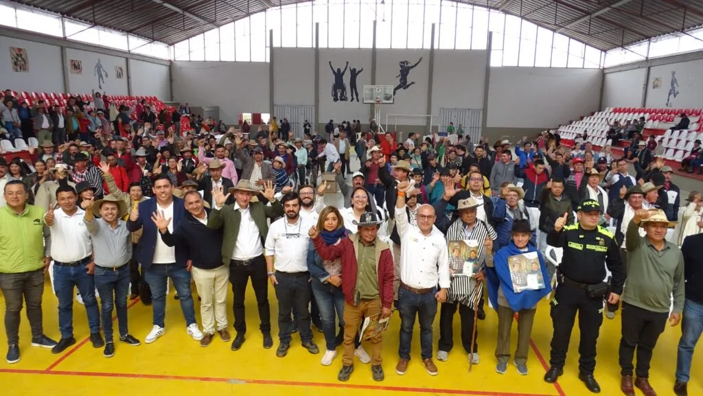 Familias en Tibaná Boyacá, reciben más de 280 títulos rurales en un avance en la formalización de predios