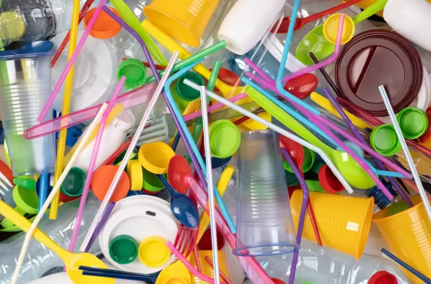 Desde este 7 de julio saldrán de circulación ocho plásticos de un solo uso